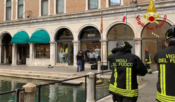 Venezia, trolley incustodito fa scattare allarme bomba