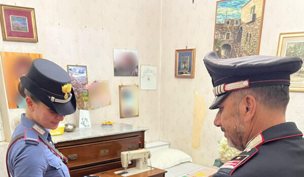 Caregiver usa carta di credito anziana per 9000 euro, denunciata