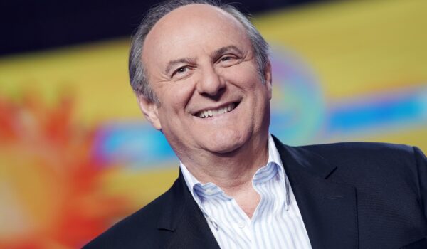 Gerry Scotti insieme a Dan Brown, Giulia Salemi lontano dai flash e cosa succede tra Irama e Mew