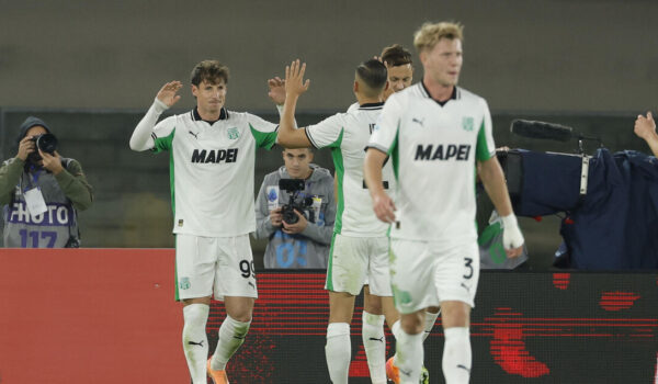 Il Sassuolo fa festa a Verona, decide Pinamonti