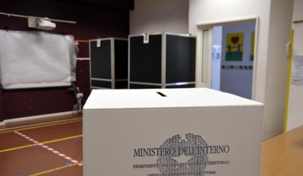 Urne aperte in Calabria per elezioni regionali