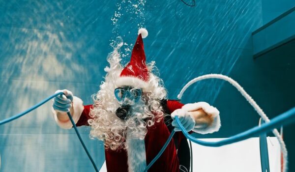 Babbo Natale arriva nella piscina termale più profonda del mondo