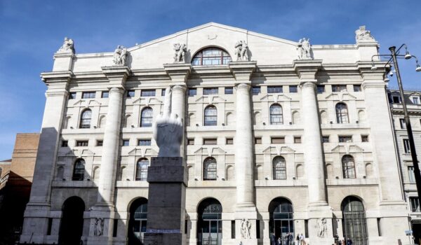 Borsa: Milano al palo (-0,1%) con l’Europa, in luce Saipem e Nexi, Tim risparmio +6%