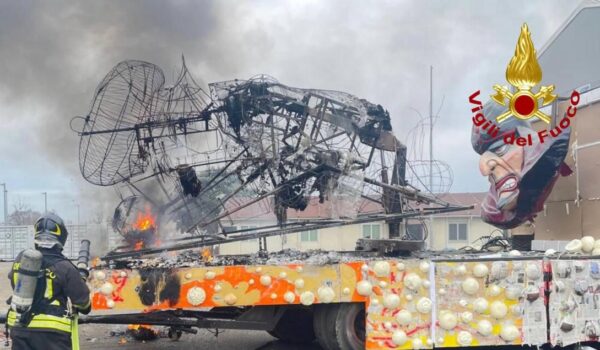 Brucia un carro di carnevale a Schio, nessun ferito