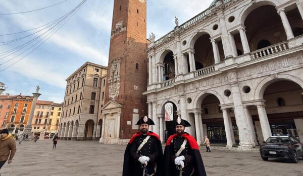 Carabinieri in alta uniforme nel centro storico di Vicenza