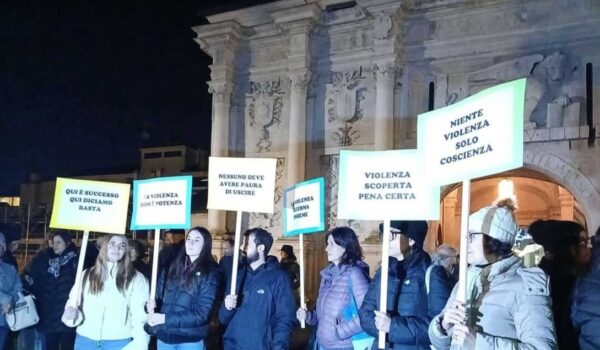 Flash mob genitori ragazzi aggrediti a Treviso, si inaspriscano pene