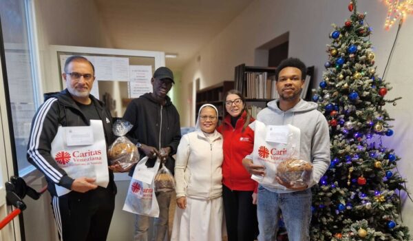 Il Patriarca di Venezia dona biscotti, berretti e guanti per i poveri della città