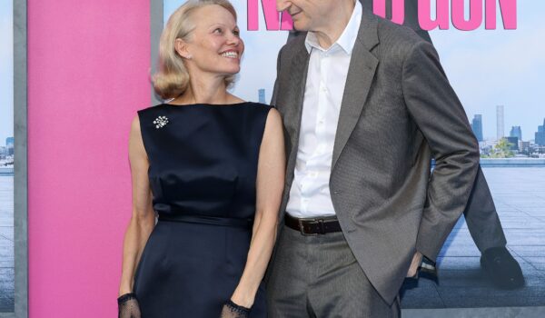 Pamela Anderson ha raccontato di quando Liam Neeson la chiamava «futura signora Neeson»