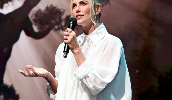 Charlize Theron contro la guerra, Vittoria Ceretti portabandiera, Laura Pausini canta l’Inno: come sarà la Cerimonia di apertura delle Olimpiadi