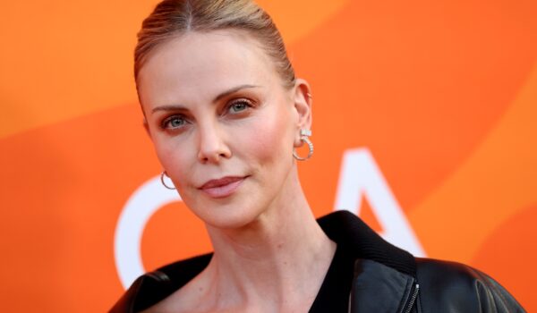 Charlize Theron contro la guerra, Vittoria Ceretti portabandiera, Laura Pausini e l’Inno davanti a Mattarella: indiscrezioni della Cerimonia di apertura delle Olimpiadi