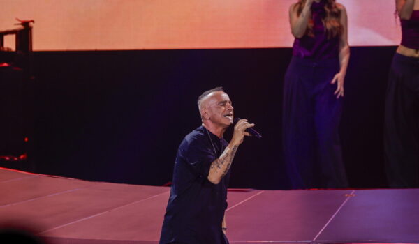 Eros Ramazzotti operato alle corde vocali, “sto bene, ma devo riposare. Stop al tour”
