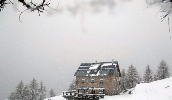 Strappati i libri di vetta nei bivacchi delle Dolomiti bellunesi
