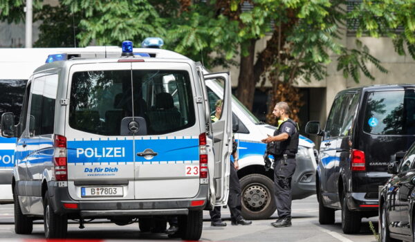 Uccide la ex di 18 anni e un uomo che voleva bloccarlo in una scuola di Berlino
