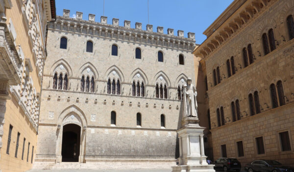 Antitrust avvia istruttoria per valutare l’opas di Intesa su Mps