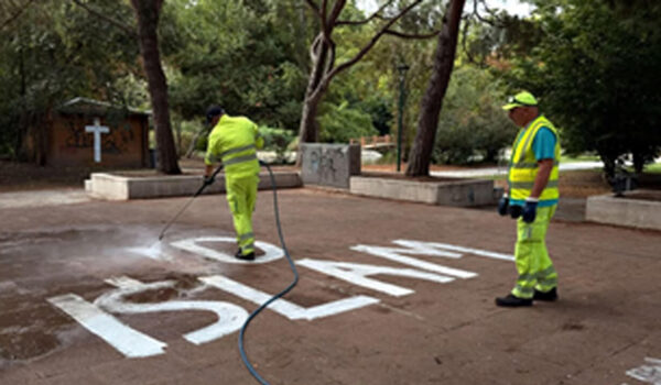 ‘La vostra integrazione la nostra emarginazione’, striscione davanti a scuola
