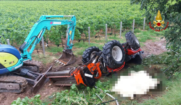 Si rovescia con il trattore, muore imprenditore vinicolo