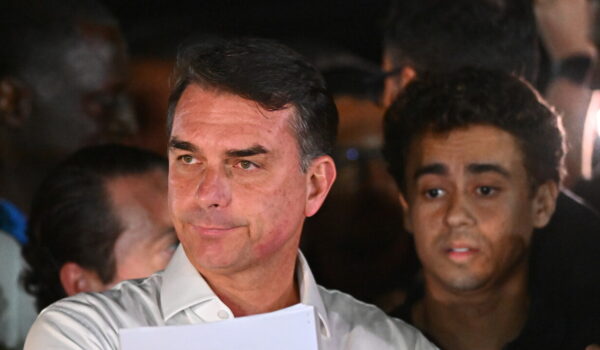 Flavio Bolsonaro, ‘la polizia mi ha tolto il passaporto’