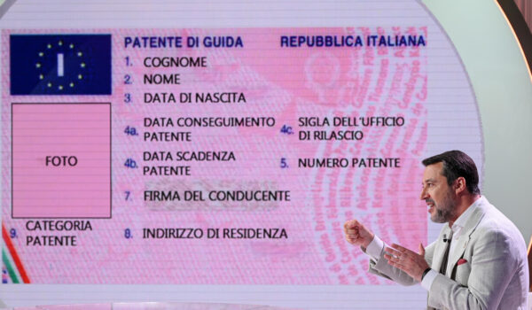 Mit, stop ad obbligo patente cartacea e libretto per circolare