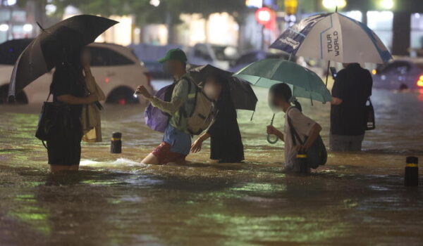 Piogge torrenziali a Seul, 7 morti e sei dispersi