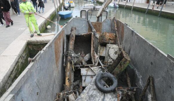 Gondolieri sub di Venezia ripuliscono canale di Murano
