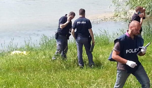 Polizia salva uomo caduto in acqua e intrappolato nel fango