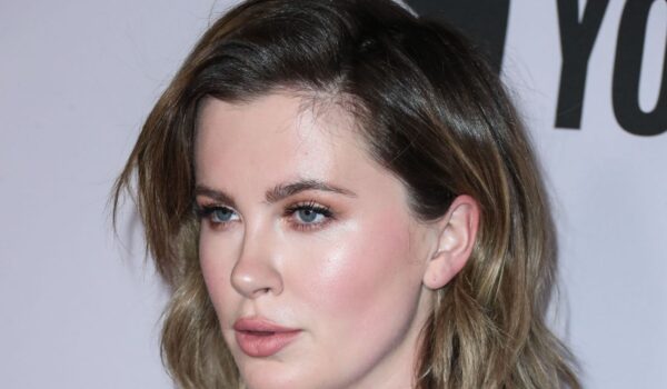 Ireland Baldwin contro i genitori Kim Basinger e Alec Baldwin: «La mia infanzia solitaria con familiari narcisisti e tossicodipendenti»
