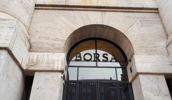 Borsa: Milano (-0,8%) nervosa con l’Europa in attesa di Moody’s