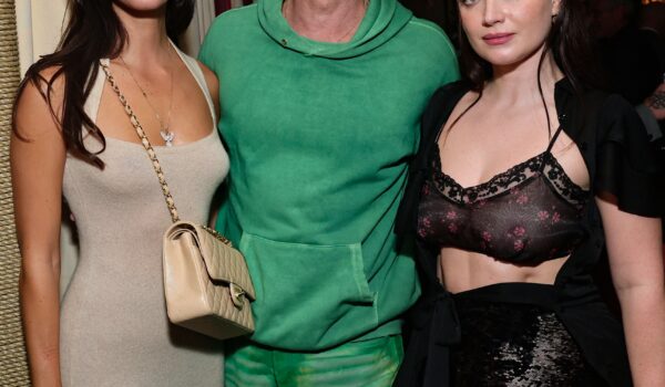 Brad Pitt e Inés de Ramón sostengono George Clooney alla première di Jay Kelly