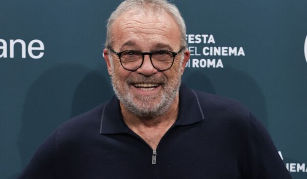 Claudio Amendola ha ritrovato l’amore: «Non sono più solo, vivo una cosa molto privata che mi rende serenissimo»