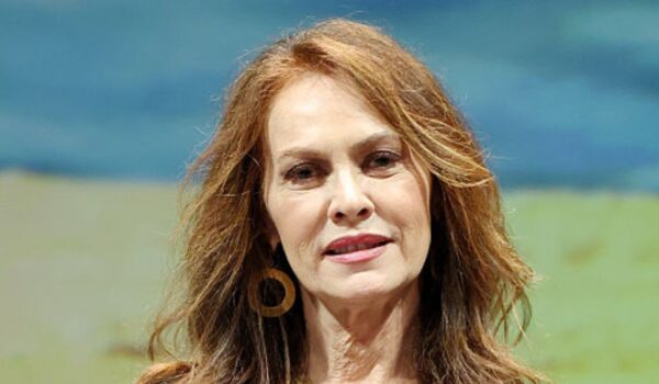 Elena Sofia Ricci sull’abuso subito a 12 anni: «Il mondo maschile non è stato gentile con me. Sono segni che rimangono e ti cambiano per sempre»