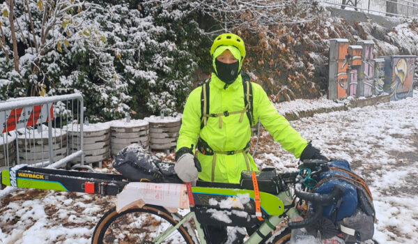 In bici sotto la neve dal Veneto verso Austria per gara di sci