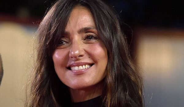 Ambra Angiolini: «Sono di nuovo fidanzata e innamorata, ma ho un problema: lui non lo sa»