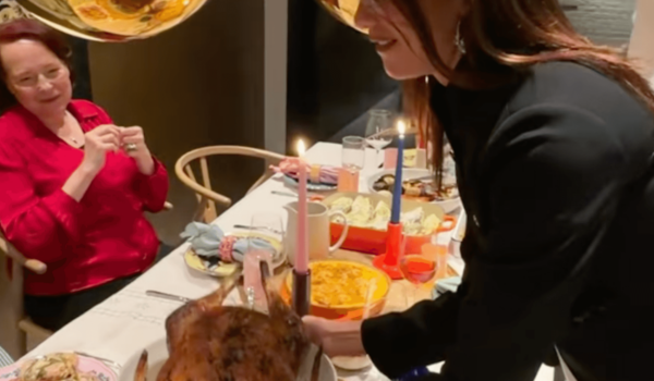 Dua Lipa è la ragazza della porta accanto? A giudicare da come ha passato il Natale, sì: lei che cucina con i jeans, le coccole sul divano e i parenti (compresa la futura suocera)