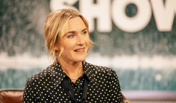 Kate Winslet: «Da adolescente ero curiosa, alcune delle mie prime esperienze intime furono con ragazze»