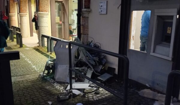 Ladri fanno esplodere uno sportello bancomat nel Veronese