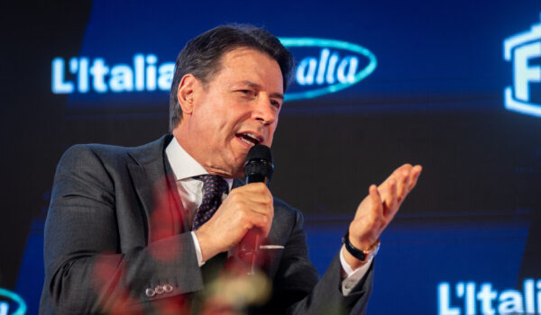 Referendum: Conte, no ai tentativi di accelerare i tempi, firma contro la casta