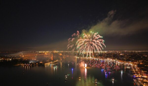 Fuochi pirotecnici illuminano il bacino di Venezia davanti a 40 mila persone