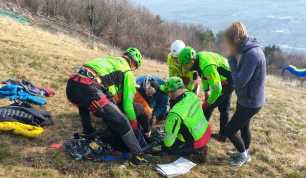 Precipita col parapendio dopo il decollo, lussazione al ginocchio