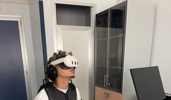 Un visore e un giubbotto per permettere ai sordi di sentire la musica