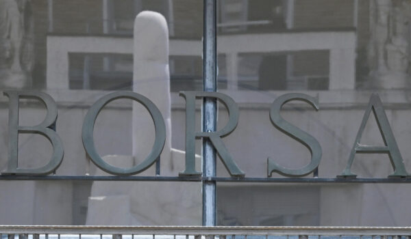 Borsa: Milano chiude in rialzo (+0,8%), balza Prysmian, giù Stellantis