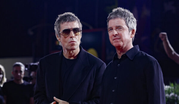 Gli Oasis verso il concerto a Roma, l’indizio social con una clip a Trastevere