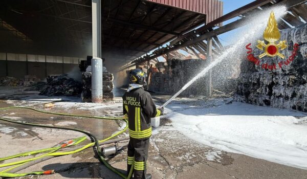 Incendio in un’azienda riciclo carta a Villafranca di Verona