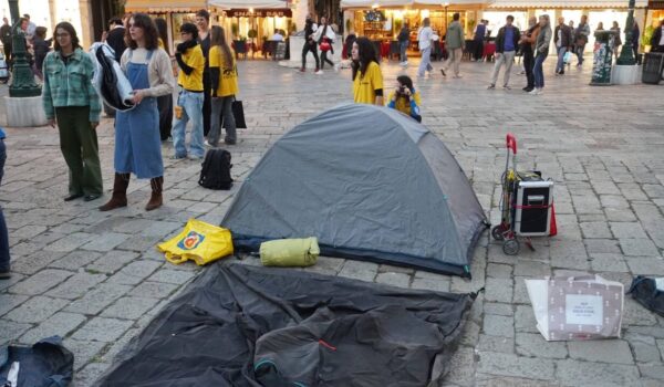 Caro-affitti studenti a Venezia, montate tende in un campo cittadino