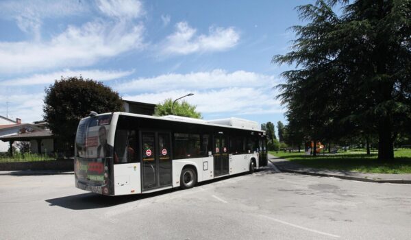 Controllore bus aggredito da studenti, testa spinta sull’asfalto