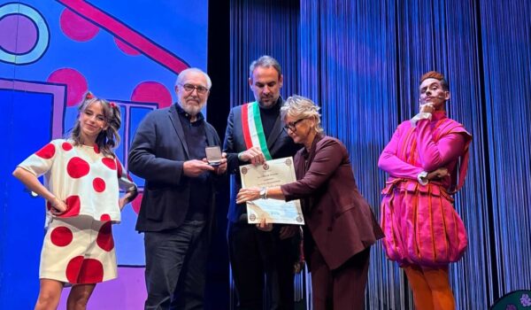 Il sindaco di Treviso consegna il Sigillo della città ad Altan