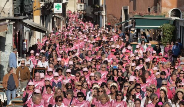Lotta ai tumori al seno, in 1.500 a Venezia per la Camminata Rosa
