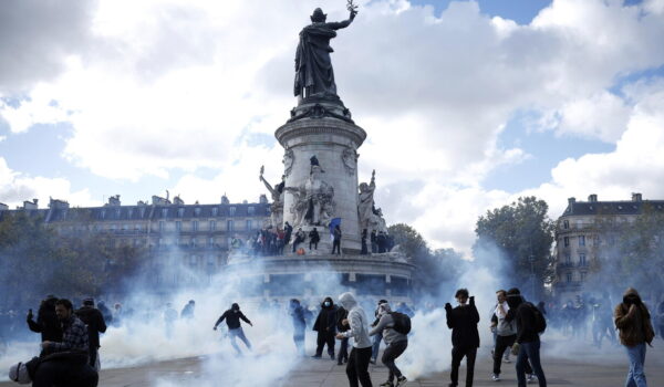 Macron, ‘nessun posto alla violenza, chi distrugge e saccheggia verrà punito’