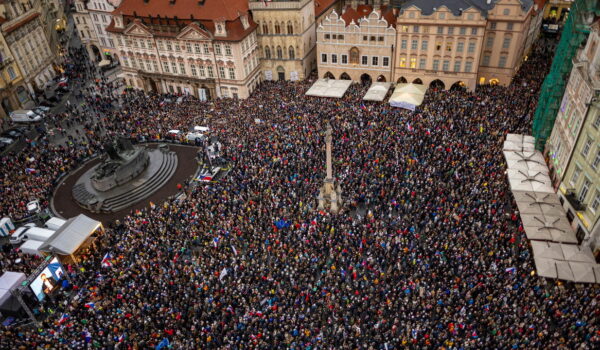 Migliaia di manifestanti a Praga contro l’abolizione del canone radio-tv