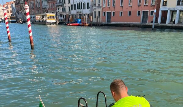 Stalli per i portabagagli, a Venezia scattano i primi sequestri